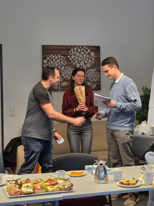 Tom Rochow (rechts) erhält seine Urkunde